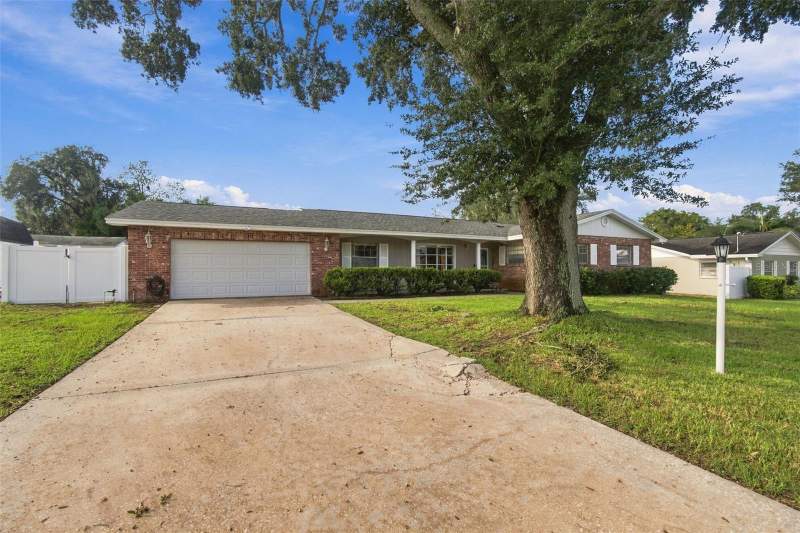 4 bedroom Single Family Residence at 105 Ashbrook Drive, Crestwood Estates Unit 2, Brandon — photo 3