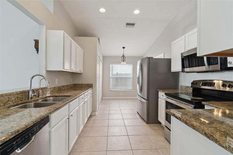 4 bedroom Single Family Residence at 13226 Evening Sunset Lane, South Cove Ph 1, Riverview — photo 4