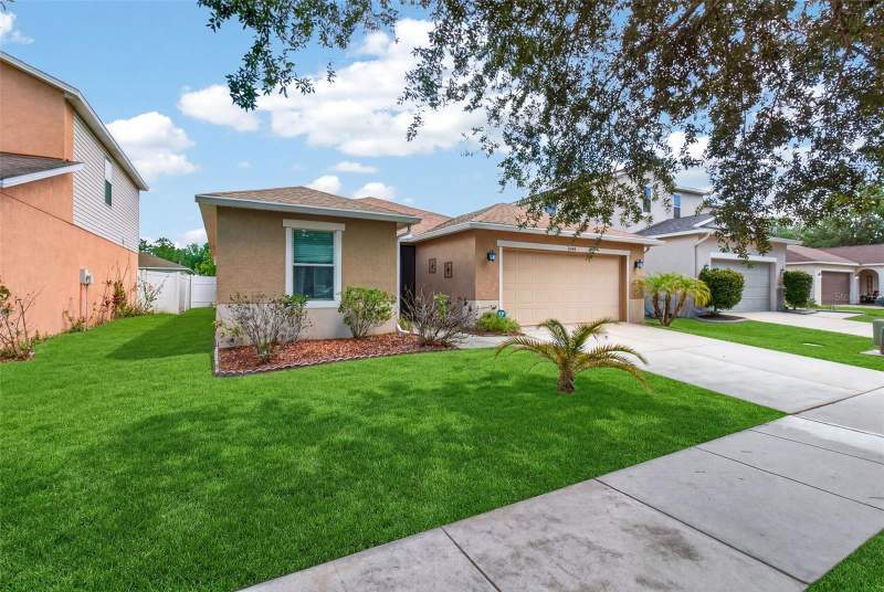3 bedroom Single Family Residence at 11154 Running Pine Drive, Moss Landing Ph 1, Riverview — photo 2