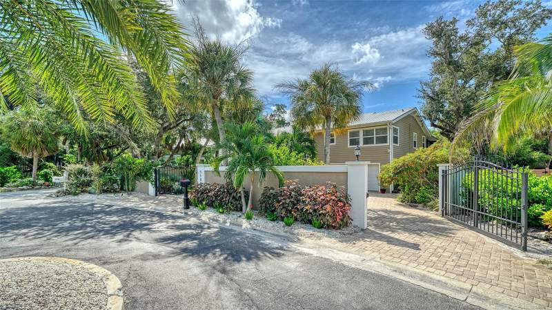 4 bedroom Single Family Residence at 5188 Siesta Woods Drive, Siesta Woods, Sarasota — photo 4