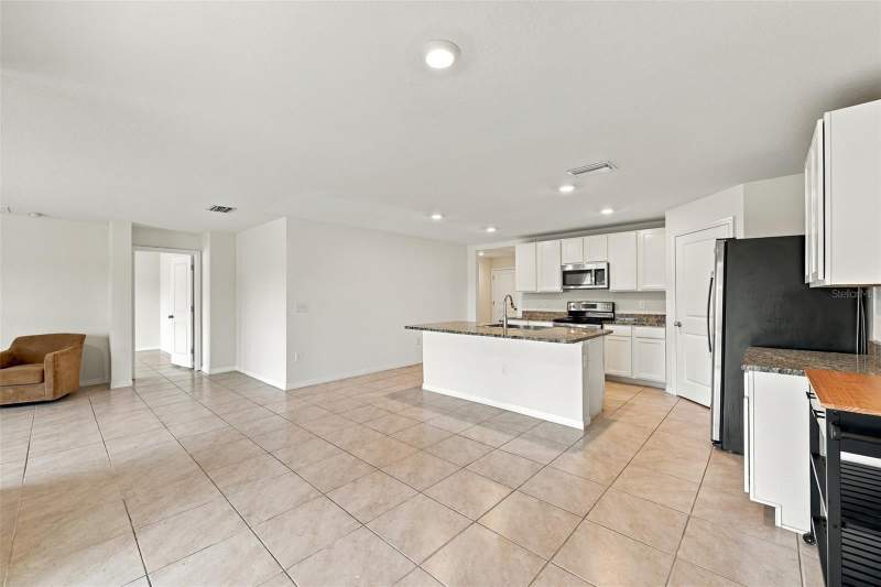4 bedroom Single Family Residence at 7980 Broad Pointe Drive, Zephyr Lakes Sub, Zephyrhills — photo 4
