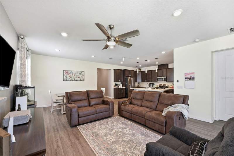 4 bedroom Single Family Residence at 4005 Swan Goose Court, Spring Crk, Okahumpka — photo 3