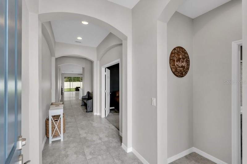 4 bedroom Single Family Residence at 17651 Bright Wheat Drive, Enclave At Channing Park Ph, Lithia — photo 4