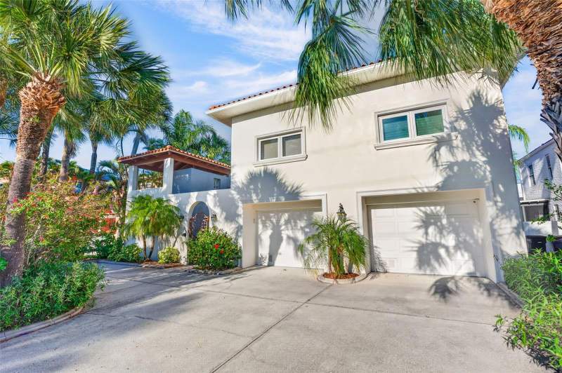 6 bedroom Single Family Residence at 831 Mandalay Avenue, Mandalay Sub, Clearwater Beach — photo 2
