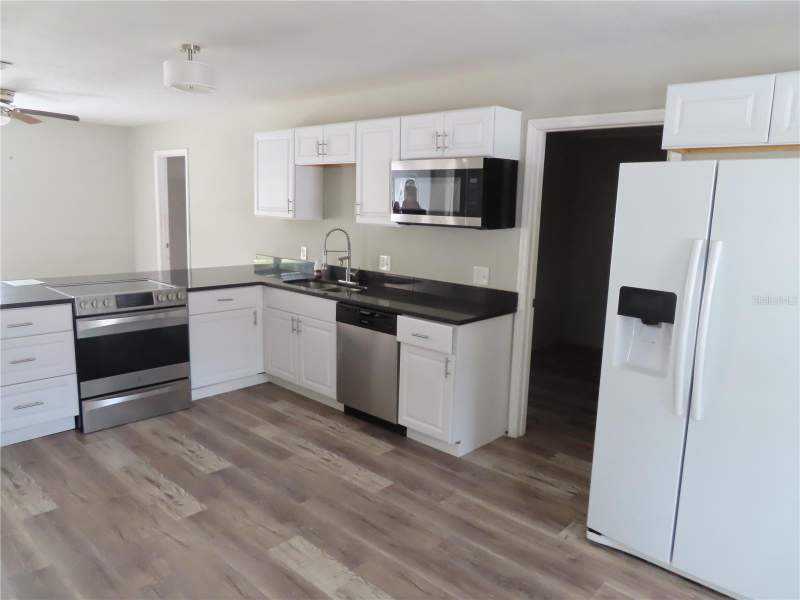 4 bedroom Single Family Residence at 1215 Windsor Circle, The Winds Sub, Brandon — photo 2