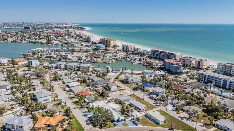 1 bedroom Half Duplex at 14060 Miramar Avenue, Gulf Shores 3rd Add Rep, St Petersburg — photo 3