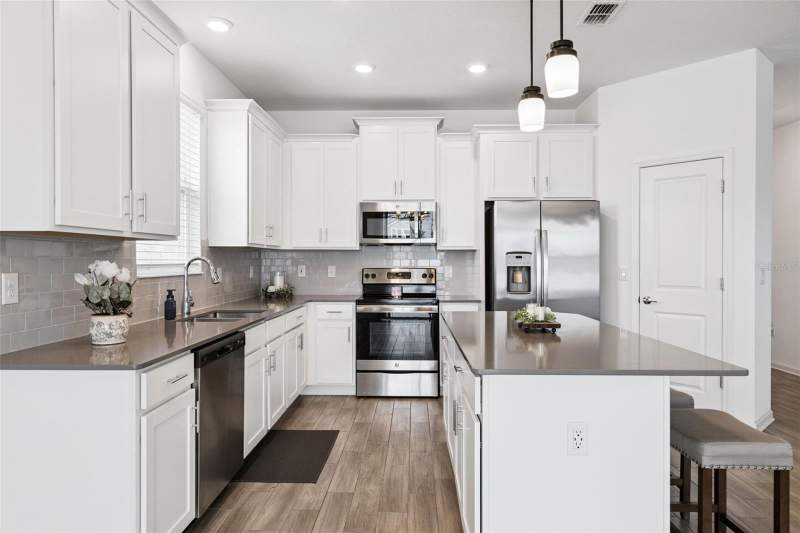 4 bedroom Single Family Residence at 6941 Dilly Lake Avenue, Trinity Lakes Ph 1, Groveland — photo 4