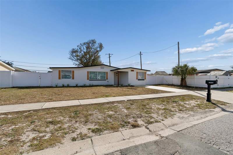 6 bedroom Single Family Residence at 7910 W Powhatan Avenue, Townn Country Park Un 07, Tampa — photo 2