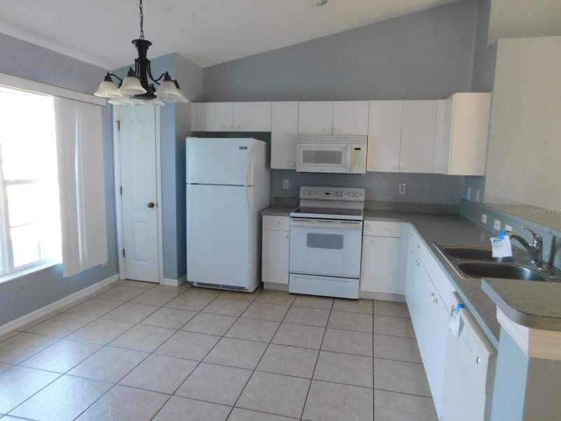 3 bedroom Single Family Residence at 4009 E Gator Circle, Cape Coral, Cape Coral — photo 4