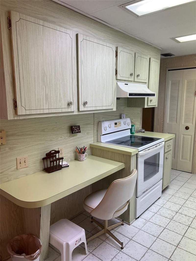 2 bedroom Mobile Home at 201 Royal Palm Circle, Palm Hill Mobile Home Park Unrec, Largo — photo 5