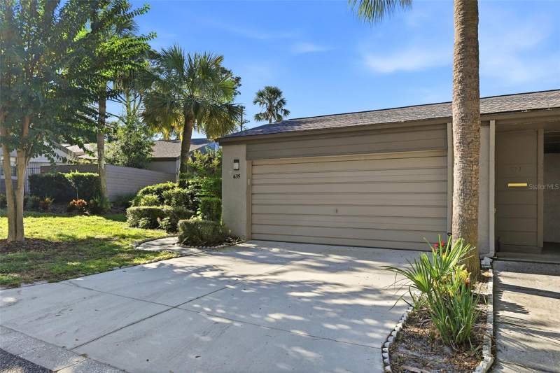 3 bedroom Townhouse at 635 Woodridge Drive, Lake Of The Woods Sec 05 Twnhs, Fern Park — photo 2