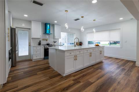 6613 Blue Heron Drive, St Petersburg FL - photo 9 of 41