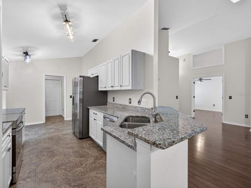 3 bedroom Single Family Residence at 1008 ROYAL OAKS DRIVE, ROYAL OAK ESTATES, APOPKA — photo 2