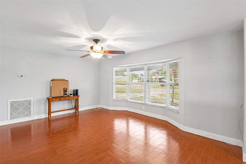 4 bedroom Single Family Residence at 4301 50th Terrace, Maximo Moorings, St Petersburg — photo 5