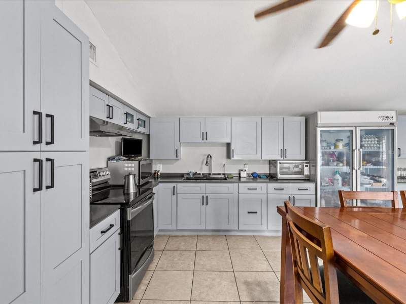 6 bedroom Single Family Residence at 12218 Elkton Avenue, Griffin Park, Hudson — photo 3
