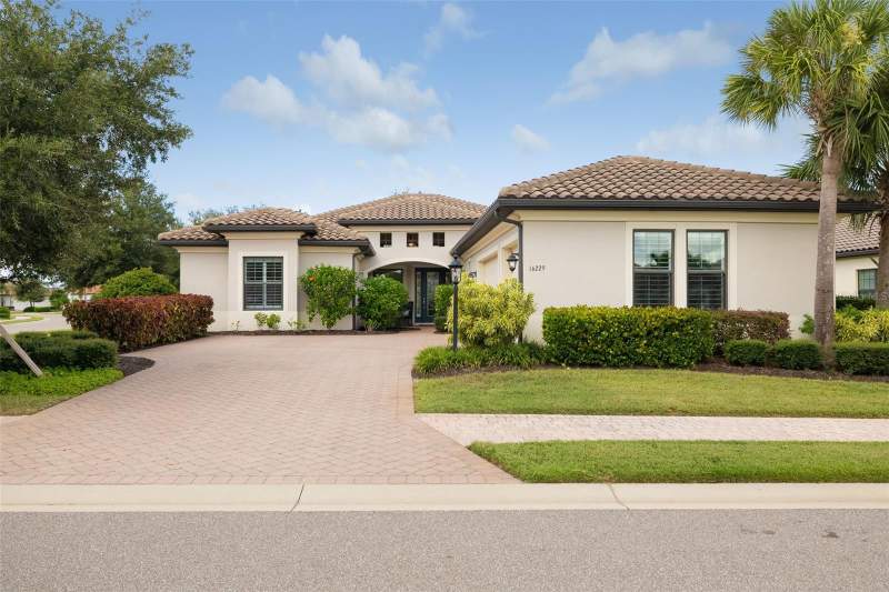 3 bedroom Single Family Residence at 16229 Castle Park Terrace, Country Club East At Lakewd Rnch Vv2, Lakewood Ranch — photo 2