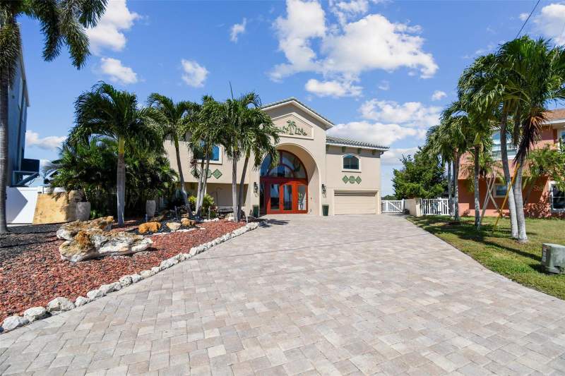 6 bedroom Single Family Residence at 582 Johns Pass Avenue, Crystal Island 2nd Add, Madeira Beach — photo 3