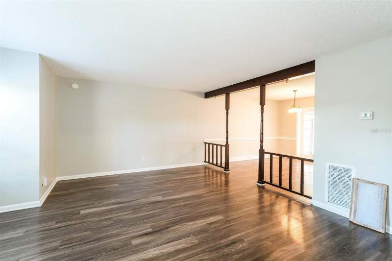 4 bedroom Single Family Residence at 8229 Malvern Circle, Twelve Oaks Village Unit 3, Tampa — photo 3