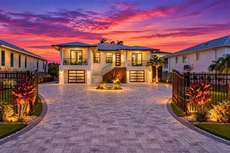 4 bedroom Single Family Residence at 3920 Roberts Point Road, Siesta Rev Of, Sarasota — photo 2