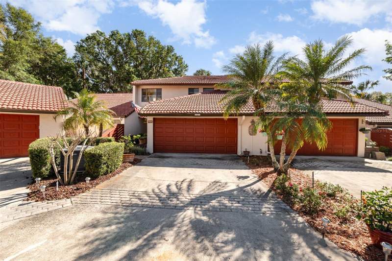 3 bedroom Townhouse at 702 Clusterwood Drive, Waterwood Twnhs Sub, Yalaha — photo 2