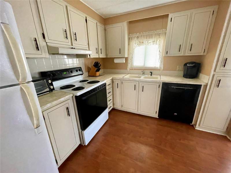 2 bedroom Manufactured Home at 140 Mountain Fir Drive, Blue Jay Mobile Home Estates Condo, Palm Harbor — photo 3