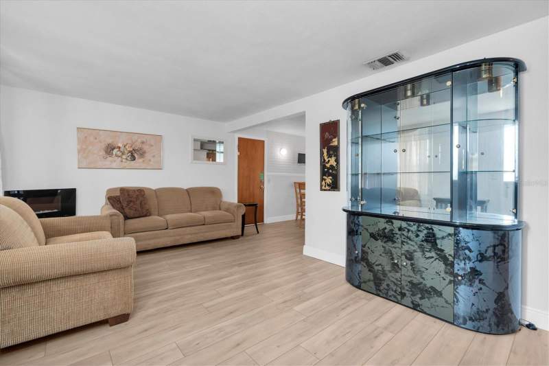2 bedroom Single Family Residence at 4223 Moog Road, Beacon Square, Holiday — photo 3