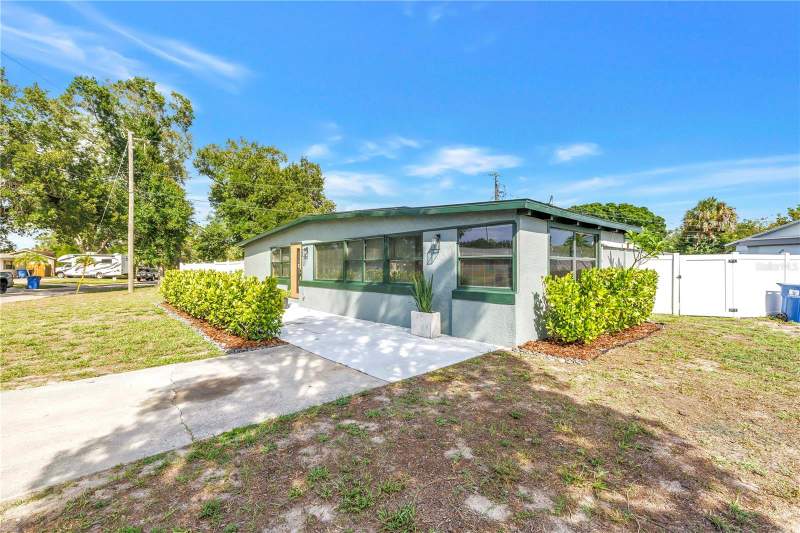 3 bedroom Single Family Residence at 7599 Meadowlawn Drive, Meadow Lawn 5th Add, St Petersburg — photo 2