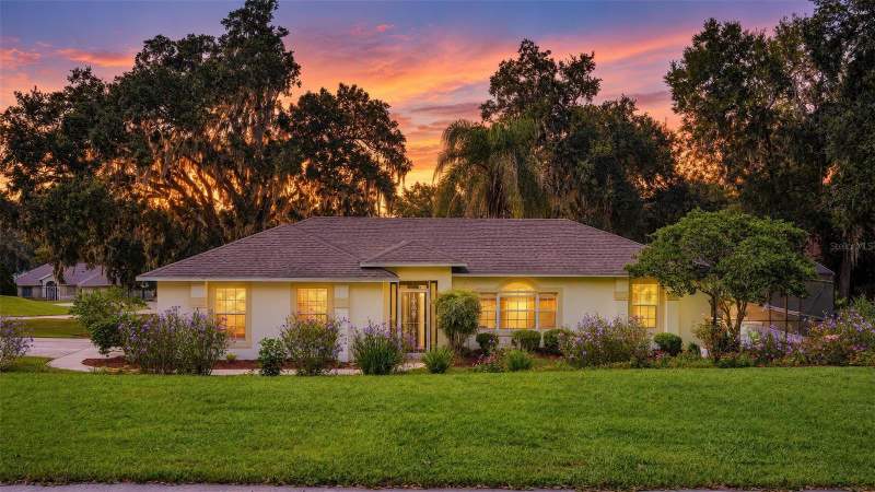 3 bedroom Single Family Residence at 211 Hanging Moss Lane, Lady Lake Hidden Oaks Sub, Lady Lake — photo 2