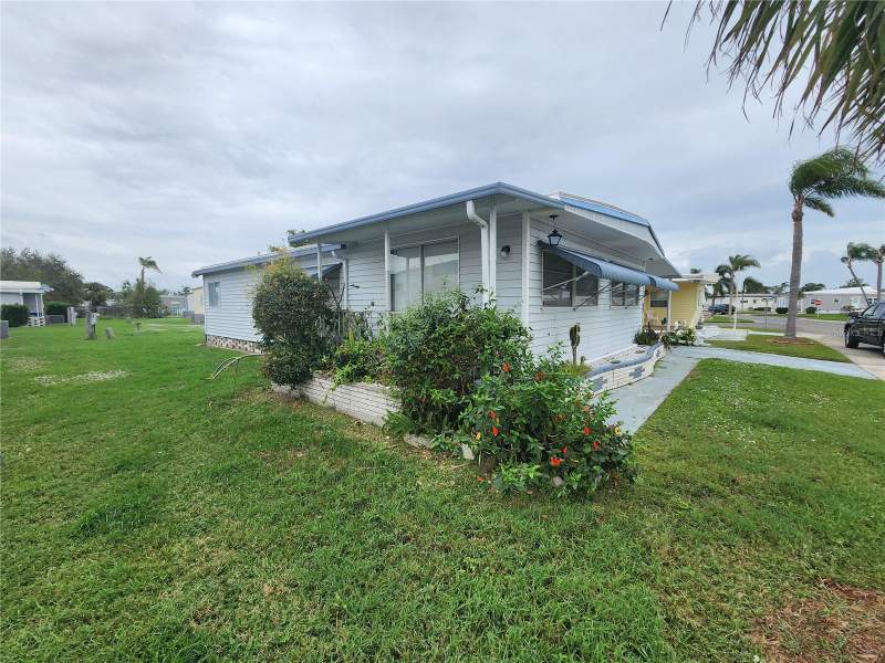 2 bedroom Mobile Home at 5317 Chateau Lane, Chateau Village Co-Op, Bradenton — photo 3