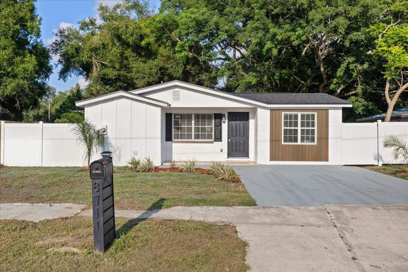 4 bedroom Single Family Residence at 8711 N River Forest Circle, River Forest Estates, Tampa — photo 2