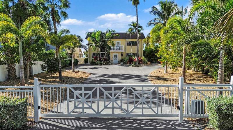 5 bedroom Single Family Residence at 19936 Gulf Boulevard, Indian Rock South Shore, Indian Shores — photo 2