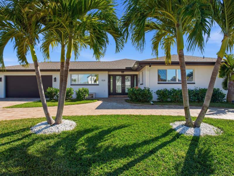 4 bedroom Single Family Residence at 1028 79th Street, South Cswy Isle Yacht Club 2nd Add, St Petersburg — photo 2