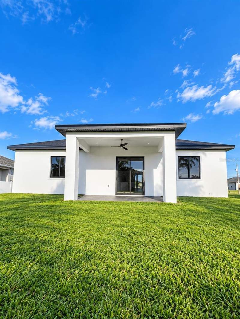 3 bedroom Single Family Residence at 1528 NW 37th Avenue, Cape Coral, Cape Coral — photo 2