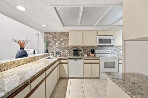 6015 Courtside Drive, Bradenton FL - photo 15 of 38