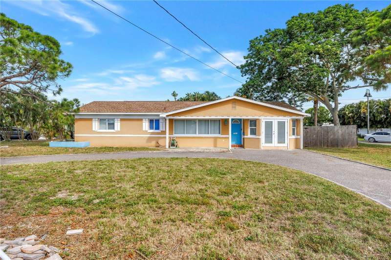 3 bedroom Single Family Residence at 7901 Causeway Boulevard, South Cswy Isle Sub, St Petersburg — photo 4