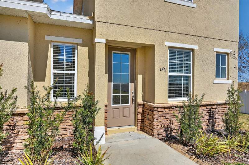 3 bedroom Townhouse at 176 Holly Village Drive, Hollygrove Village, Davenport — photo 2