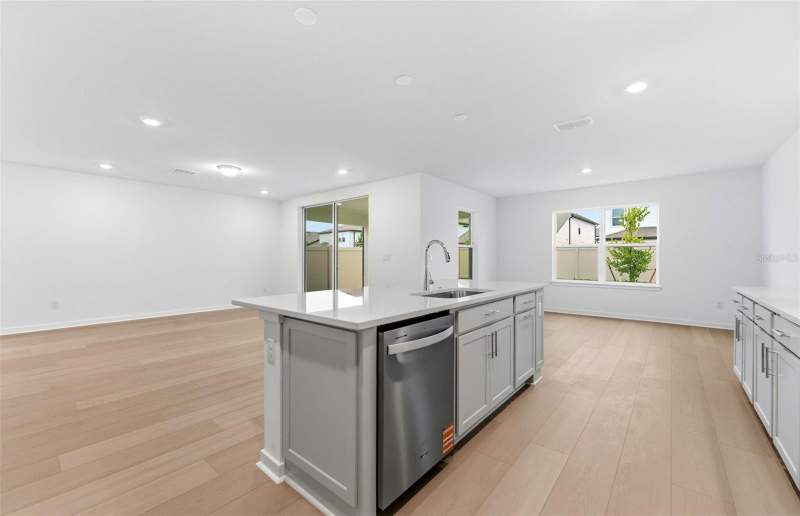5 bedroom Single Family Residence at 33426 Barnebrook Drive, Vidas Way Legacy Phase 1B, Wesley Chapel — photo 4