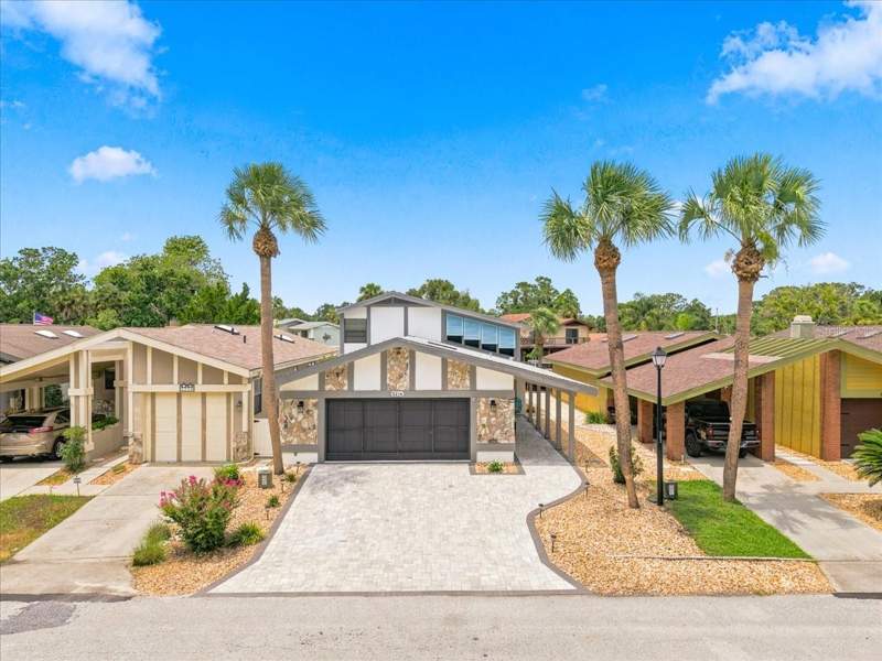 5214 S RIVERVIEW CIRCLE home for sale in Riverhaven Village