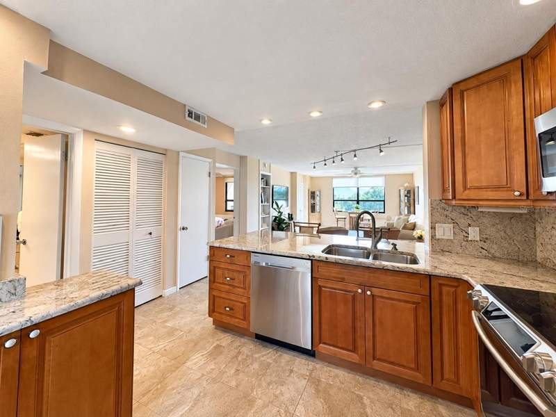 1 bedroom Condominium at 2620 Cove Cay Drive #306, Cove Cay 26-20 Village II, Clearwater — photo 5