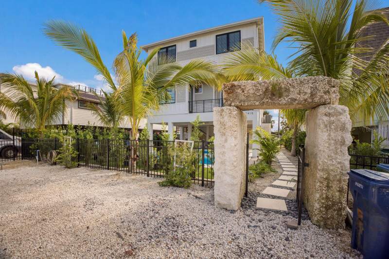 6 bedroom Single Family Residence at 2415 Avenue B, Ilexhurst, Bradenton Beach — photo 3