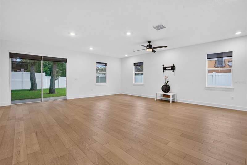 5 bedroom Single Family Residence at 5818 1/2 S 6th Street, Southside, Tampa — photo 4