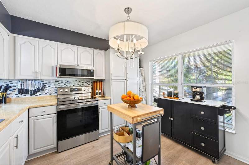 3 bedroom Townhouse at 299 Woodgreen Lane, Mount Greenwood Unit 4 Of, Winter Springs — photo 3