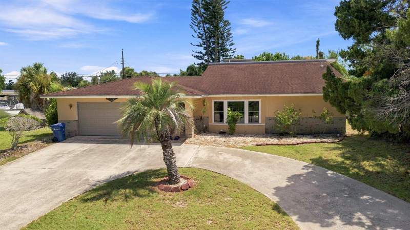 4 bedroom Single Family Residence at 352 Lake Road, Venice Gardens, Venice — photo 2