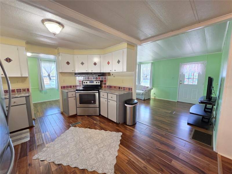 2 bedroom Manufactured Home at 8027 Eastern Circle Drive, High Point Mh Sub, Brooksville — photo 2