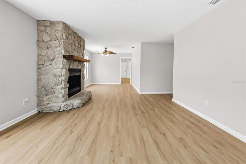 3 bedroom Single Family Residence at 1322 Glengreen Lane, Oak Glen, Lakeland — photo 2