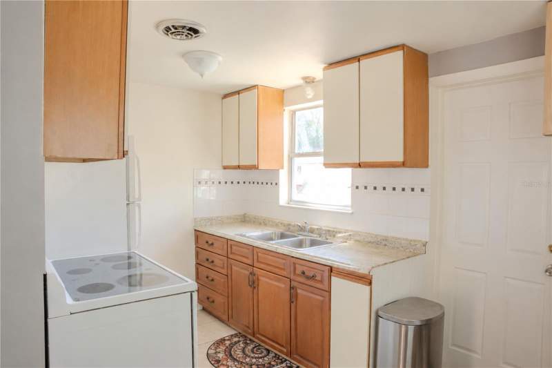 4 bedroom Single Family Residence at 636 Dogwood Court, Colonial Village 3rd Add, Dunedin — photo 3