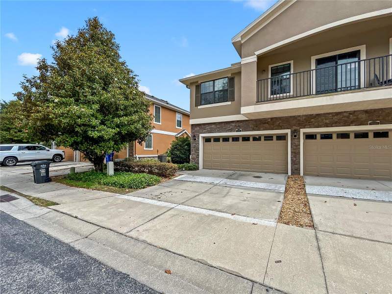 3 bedroom Townhouse at 16615 Kingletside Court, Fishhawk Ranch Ph 2 Tr 1, Lithia — photo 2