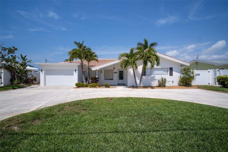 3 bedroom Single Family Residence at 2220 E Vina Del Mar Boulevard, Vina-Del-Mar Sec 1, St Pete Beach — photo 2