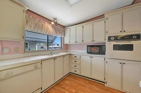 236 N Saint Thomas Circle, Apollo Beach FL - photo 7 of 32