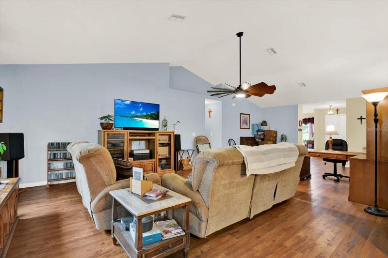 4 bedroom Single Family Residence at 9086 Manchester Street, Spring Hill, Spring Hill — photo 2